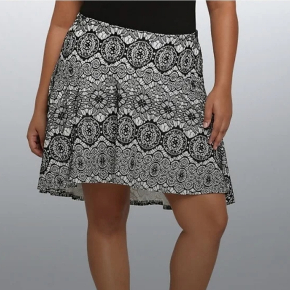 Torrid Bonded Lace Hi-Low Skater Black & White Skirt Size‎ 2